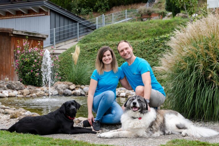 The SCHNAUZERL team with dogs in the garden